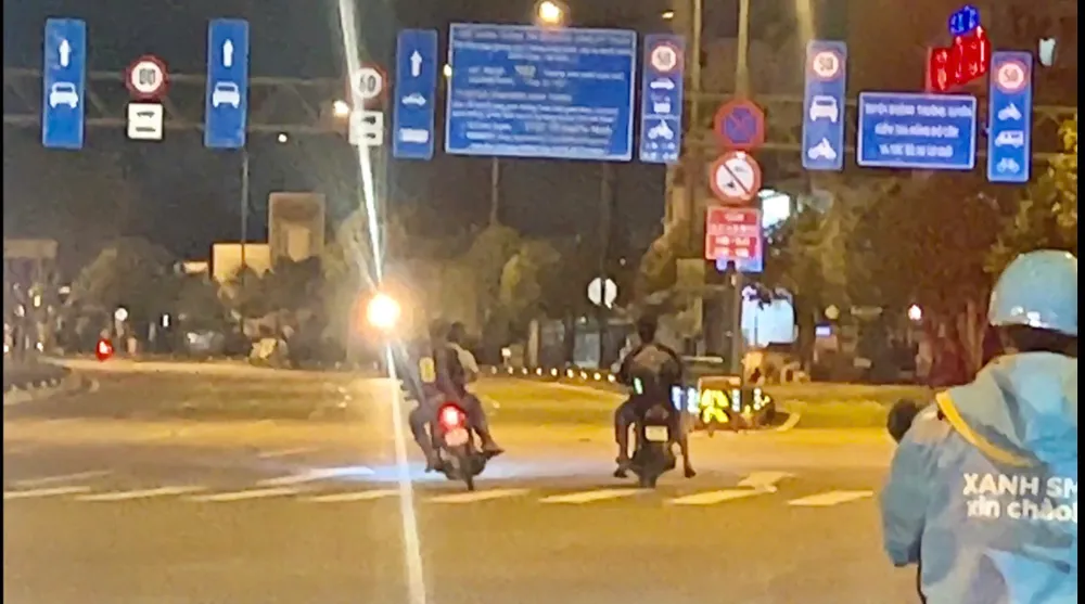 bon-thanh-nien-tu-tap-lang-lach-boc-dau-tren-duong-pham-van-dong (4).jpg