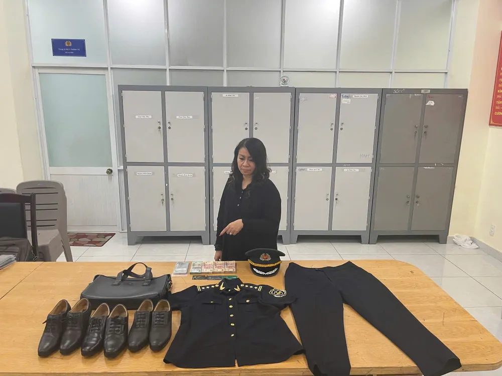 bat-nu-quai-gia-danh-can-bo-hai-quan-lua-dao (2).jpg