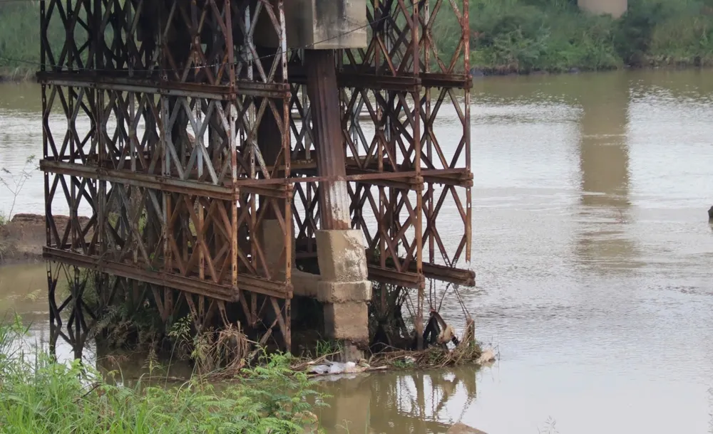 Cầu sông Vệ cũ xuống cấp, trụ cầu trơ lõi sắt