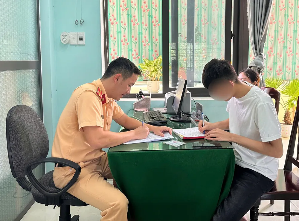 CSGT-TT Công an huyện Trà Bồng làm việc với NLT. Ảnh: CA khoe-chien-tich-chay-xe-may-tha-hai-tay-thanh-nien-bi-phat-gan-chuc-trieu-1.jpg