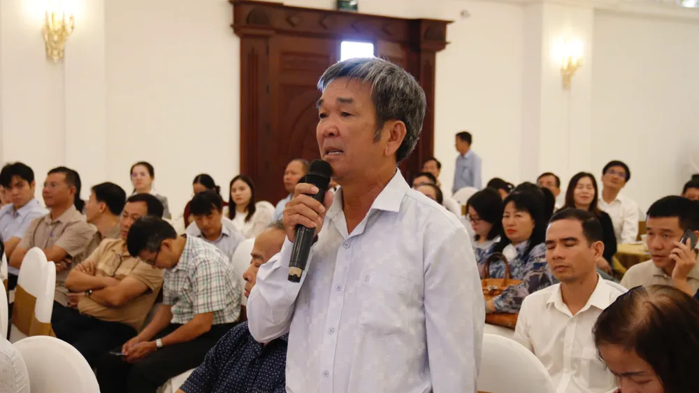 Lãnh đạo một doanh nghiệp khai thác mỏ đá nêu ý kiến. Ảnh: NGUYỄN YÊN 1000000396.jpg