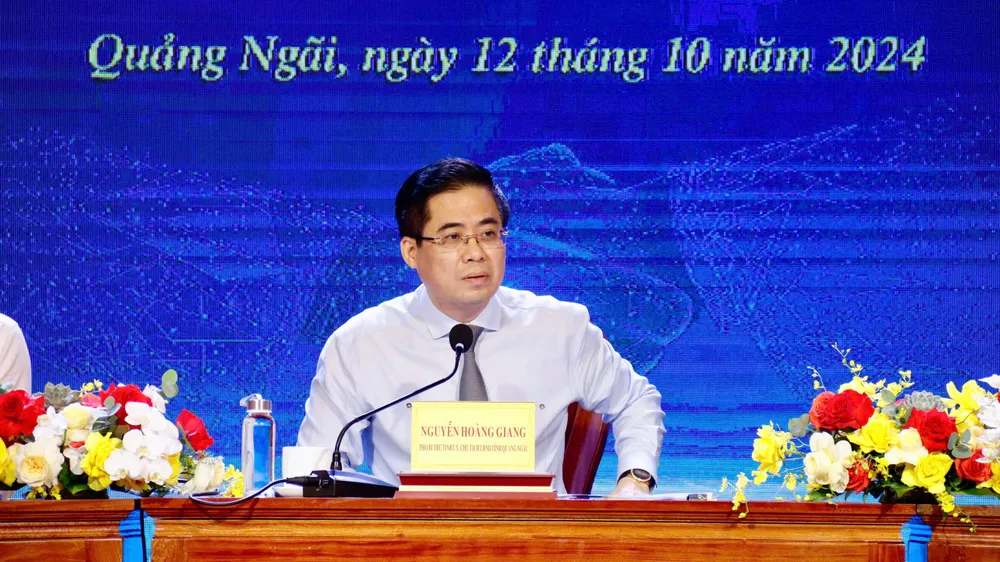 Chủ tịch Quảng Ngãi cho biết sẽ chỉ đạo xử lý nếu có trường hợp các sở ngành, địa phương làm thủ tục hành chính vượt quá quy định. Ảnh: NGUYỄN YÊN quang-ngai-to-chuc-doi-thoai-go-vuong-cho-doanh-nghiep-1.jpg