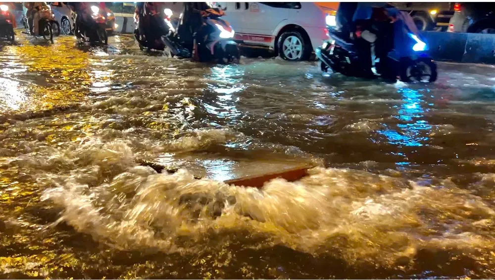 vat-lon-voi-dong-nuoc-ngap-ket-xe-keo-dai-o-tp-thu-duc-9.jpg