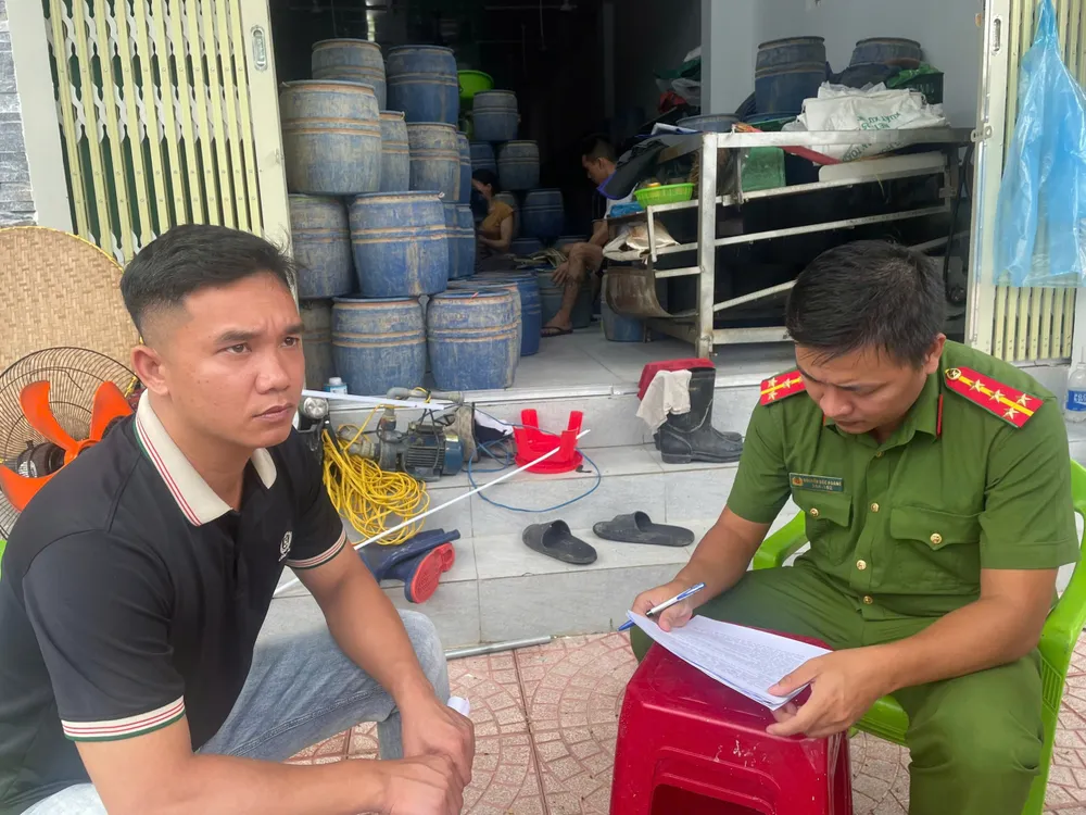 Đào Văn Lập làm việc với Công an. Ảnh: ĐC Khởi tố 2 chủ cơ sở sản xuất giá đỗ ủ chất kích thích tăng trưởng