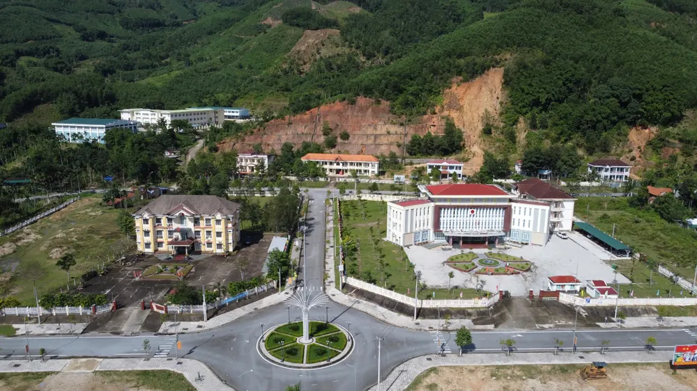 Quảng Ngãi: Trụ sở 4 cơ quan huyện Sơn Tây nằm dưới sườn núi 'chực chờ' sạt lở