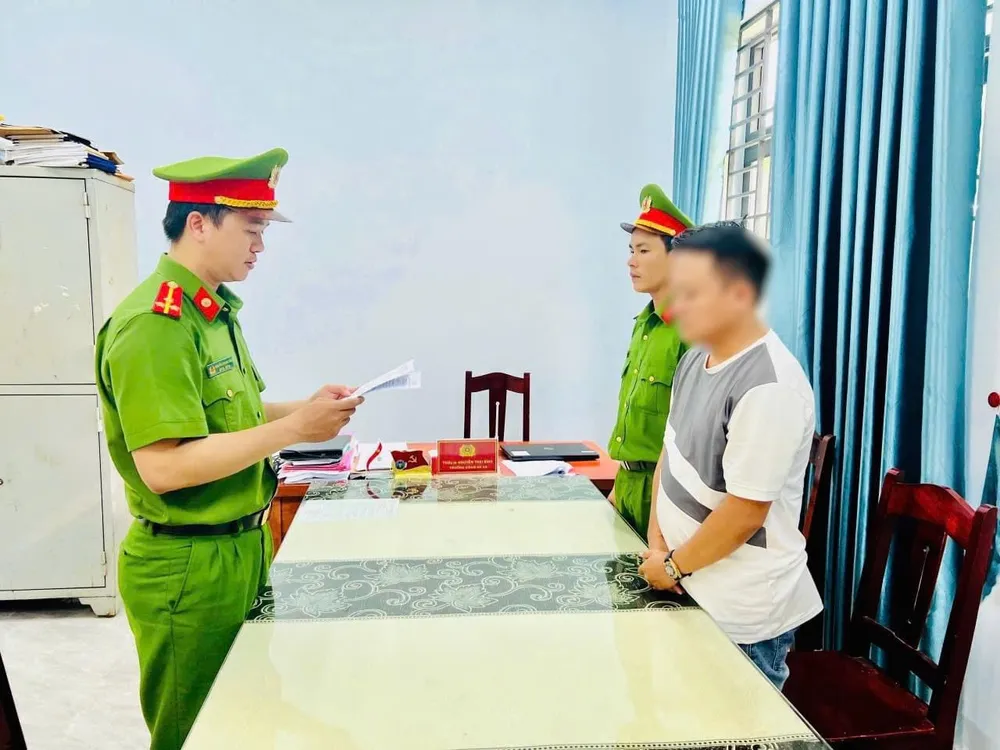 Cơ quan điều tra tống đạt các quyết định đối với Đặng Quốc Nhật - Giám đốc công ty du lịch có hành vi lừa đảo góp vốn mở tour rồi chiếm đoạt tài sản. Ảnh: CA Chơi tiền ảo và thiếu nợ, Giám đốc công ty du lịch đi lừa đảo
