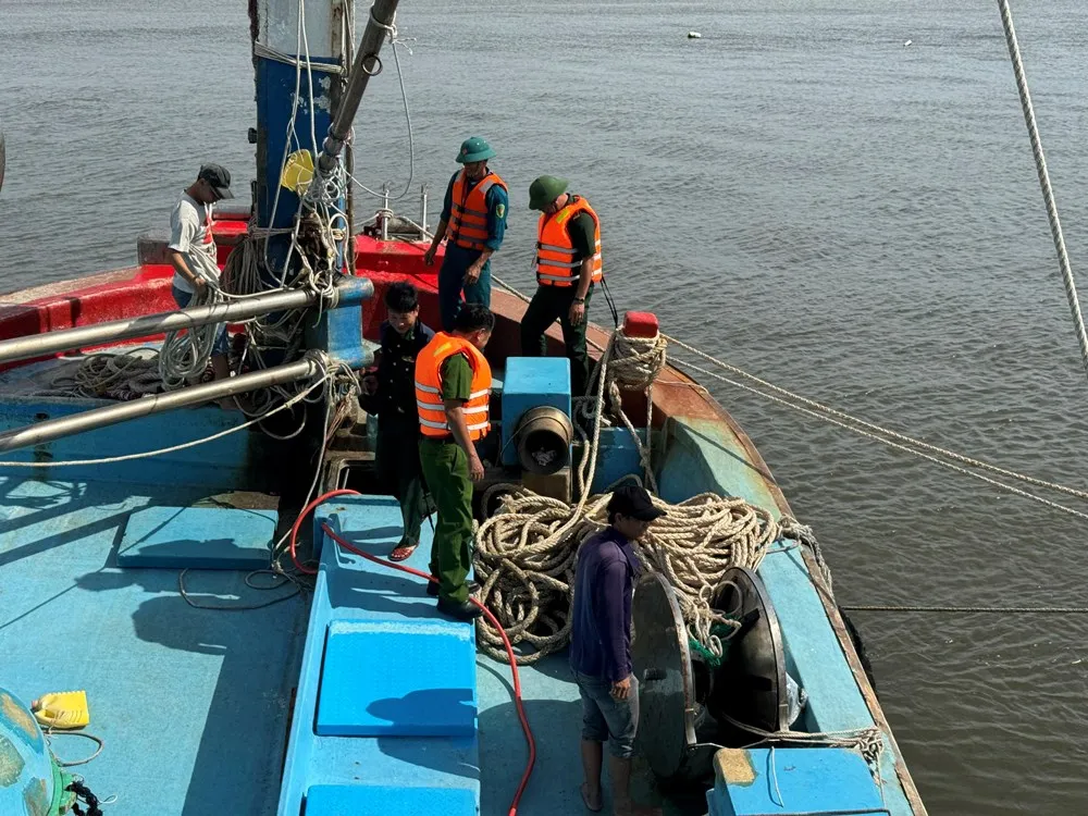 ngu-dan-quang-ngai-ket-thuc-som-chuyen-ra-khoi-vao-bo-tranh-bao (2).jpg