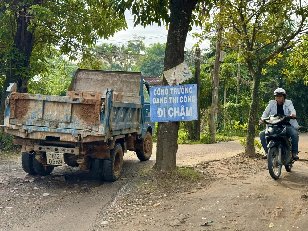 Biển cảnh báo công trường đang thi công treo tạm trên cây. quang-ngai-duong-lam-9-nam-khong-xong-dan-cu-buc-xuc-3.jpg