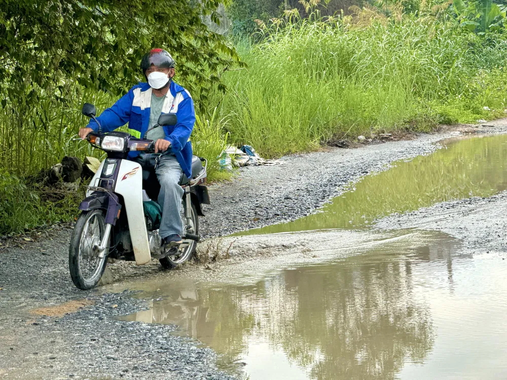 Mỗi ngày, người dân di chuyển qua con đường Chu Văn An rất vất vả. quang-ngai-duong-lam-9-nam-khong-xong-dan-cu-buc-xuc-5.jpg