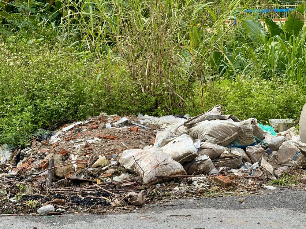 Nhiều xà bần, rác thải được tập kết ở khu vực thi công tuyến đường. quang-ngai-duong-lam-9-nam-khong-xong-dan-cu-buc-xuc-6.jpg