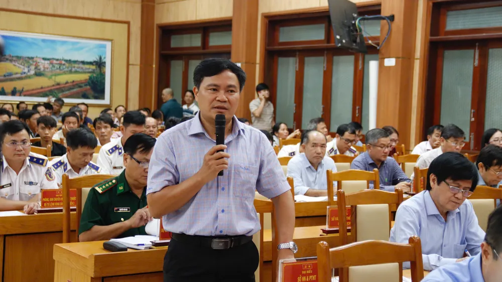 Ông Hồ Trọng Phương, Sở Nông nghiệp và Phát triển Nông thôn thông tin đến ngư dân tại Hội nghị. Ảnh: NGUYỄN YÊN ngu-dan-quang-ngai-yeu-cau-tang-cuong-bao-ve-ngu-dan-hanh-nghe-tren-bien-1.jpg