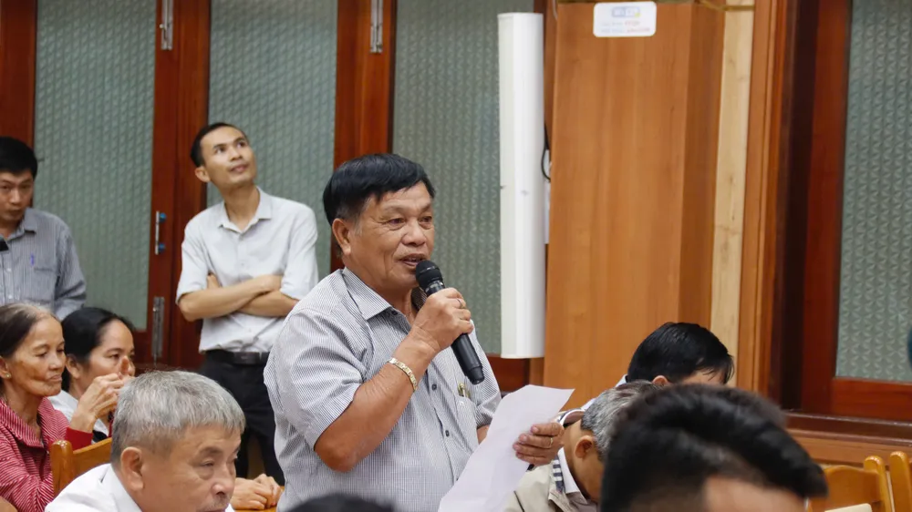 Ông Nguyễn Sáu nêu vấn đề giá thủy sản rất thấp khiến người dân không đủ chi phí vận hành và chi trả cho thuyền viên. Ảnh: NGUYỄN YÊN ngu-dan-quang-ngai-yeu-cau-tang-cuong-bao-ve-ngu-dan-hanh-nghe-tren-bien-2.jpg