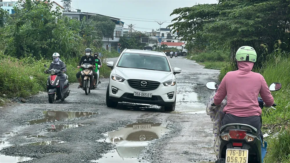 Tuyến đường chỉ vài trăm mét nhưng chi chít ổ gà, lầy lội khi trời mưa. Ảnh: NY quang-ngai-9-nam-lam-khong-xong-mot-con-duong-chi-dai-hon-800m-11.jpg