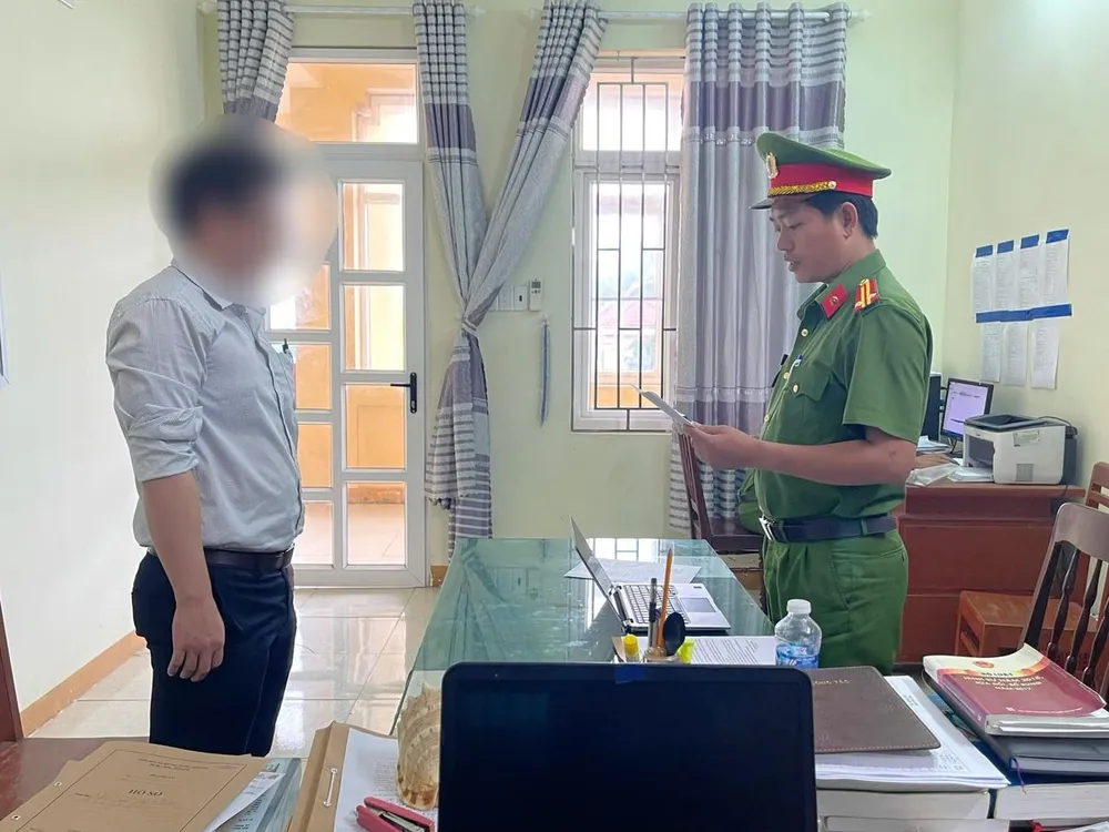 Cơ quan điều tra tống đạt các quyết định đối với kỹ thuật viên trưởng của Khoa Dược cận lâm sàng, làm việc tại phòng chụp X-Quang thuộc Trung tâm Y tế Quân – Dân y kết hợp huyện Lý Sơn. Kỹ thuật viên trưởng Trung tâm y tế trộm của trung tâm hơn 1 tấn chì