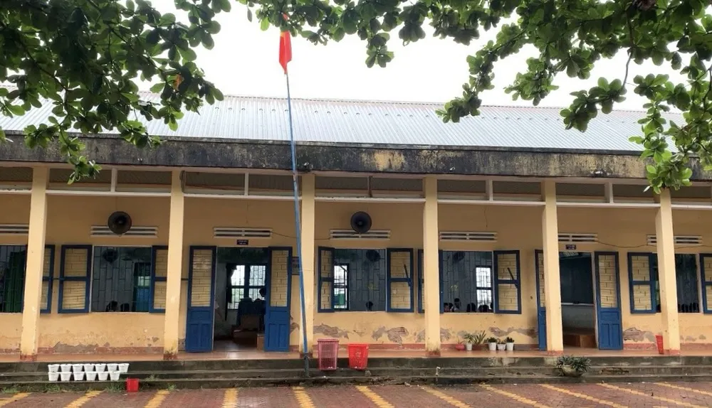 Nỗi lo của hàng trăm học sinh, giáo viên dưới ngôi trường xuống cấp trầm trọng