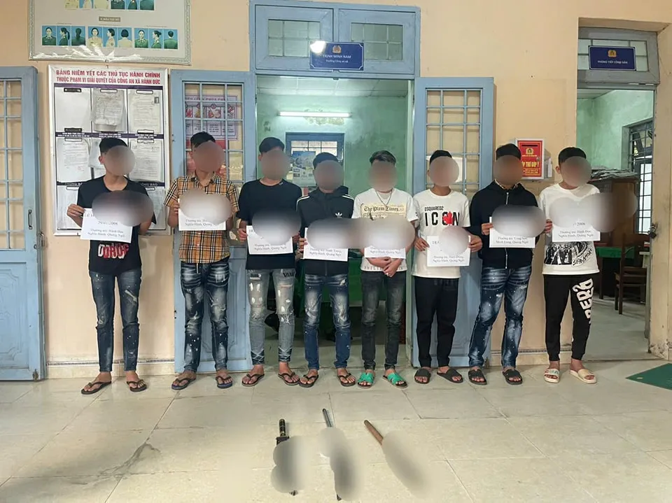 Công an kịp thời ngăn chặn 9 thanh thiếu niên mang theo hung khí đi tìm đối thủ để "thanh toán". Ảnh: CA Ngăn chặn 9 thanh thiếu niên mang dao, kiếm tự chế đi 'hỗn chiến'