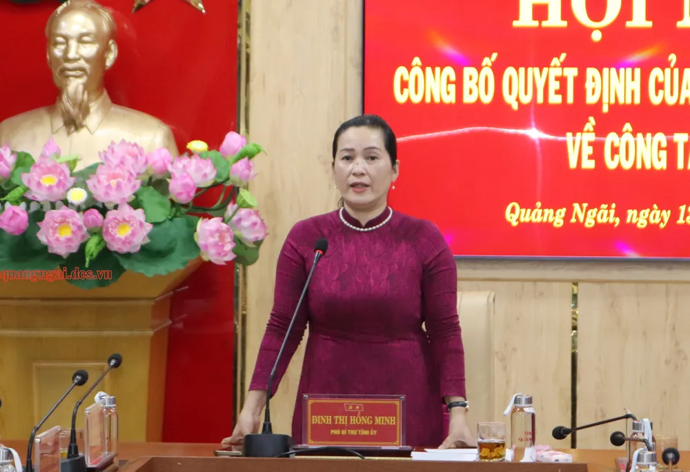 Bà Đinh Thị Hồng Minh, Phó Bí thư Tỉnh ủy phát biểu tại Hội nghị. Ảnh: Ban Tuyên giáo Tỉnh ủy Quảng Ngãi quang-ngai-cong-bo-nhieu-quyet-dinh-cong-tac-can-bo-1.jpg