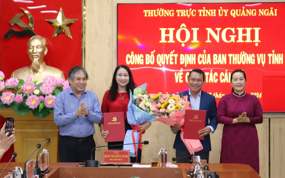Phó Bí thư Tỉnh ủy Đinh Thị Hồng Minh và Trưởng Ban Tổ chức Tỉnh ủy Lữ Ngọc Bình trao quyết định, tặng hoa chúc mừng. Ảnh: Ban Tuyên giáo Tỉnh ủy Quảng Ngãi quang-ngai-cong-bo-nhieu-quyet-dinh-cong-tac-can-bo-2.jpg