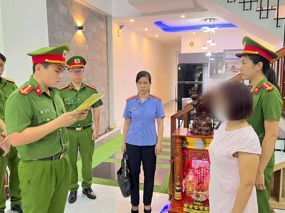 Cơ quan công an tống đạt các quyết định với Phạm Thị Lệ. Ảnh: CA Bắt giam người phụ nữ dùng chiêu 'đáo hạn ngân hàng' lừa 3 tỷ đồng