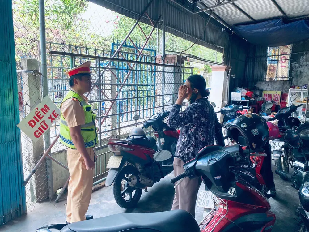 CSGT kiểm tra các bãi xe bên ngoài nhà trường. Ảnh: CA CSGT và nhà trường bí mật ghi hình học sinh vi phạm giao thông