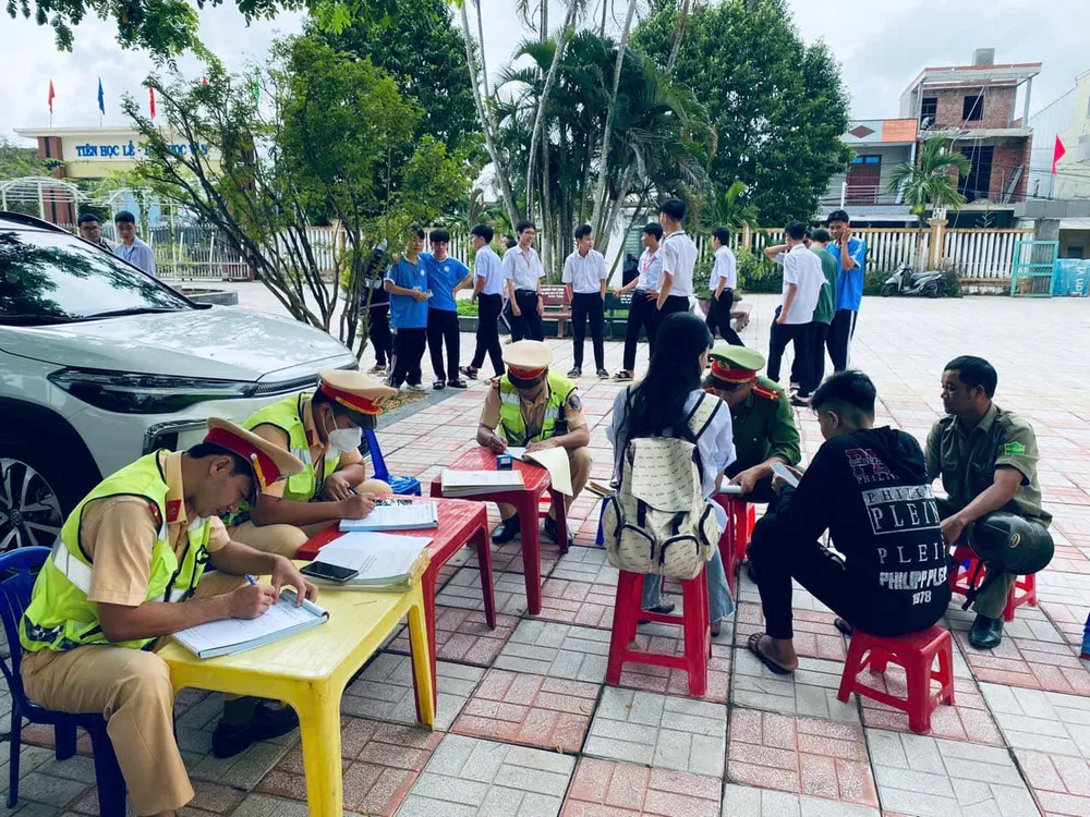 CSGT huyện Bình Sơn lập biên bản nhiều học sinh vi phạm giao thông. Ảnh: CA csgt-va-nha-truong-bi-mat-ghi-hinh-hoc-sinh-vi-pham-giao-thong-3.jpg
