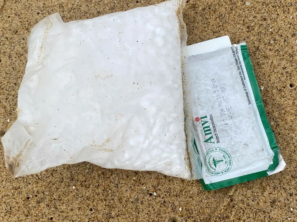 Đi nhặt ve chai, phát hiện túi chứa 1.500 viên nghi ma túy dạt vào bờ biển