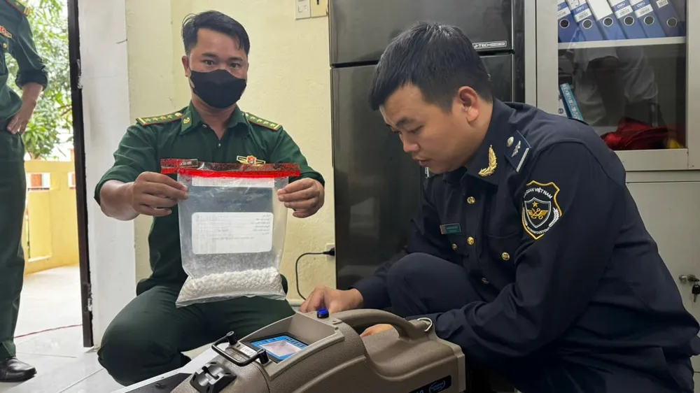 Số ma túy trong túi nilon dạt vào bờ biển được lực lượng chức năng thu gom. Ảnh: ĐC di-nhat-ve-chai-phat-hien-tui-chua-1-500-vien-nghi-ma-tuy-dat-vao-bo-bien-2.jpg