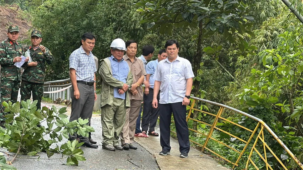 Quảng Ngãi: Nước sông Vệ cuồn cuộn, một đoạn tỉnh lộ 624B sạt xuống sông