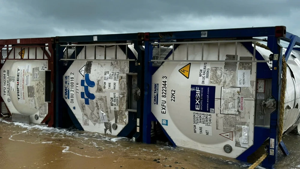 3 bồn kim loại vô chủ và một sà lan dạt vào bờ biển Quảng Ngãi