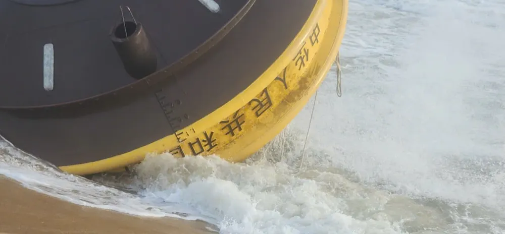 Nhiều chữ Trung Quốc trên thân vật thể dạt vào bờ biển Quảng Ngãi. Ảnh: ĐC Thêm vật thể lạ mang chữ China Buoy dạt vào bờ biển Quảng Ngãi