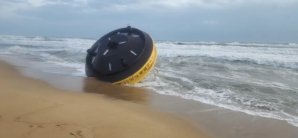 Vật thể có kích thước lớn dạng như phao biển Lidar. Ảnh: ĐC them-vat-the-la-mang-chu-china-buoy-dat-vao-bo-bien-quang-ngai-4.jpg