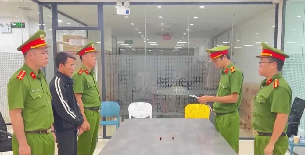 Bắt giam vợ chồng một Phó Giám đốc ngân hàng ở Quảng Ngãi