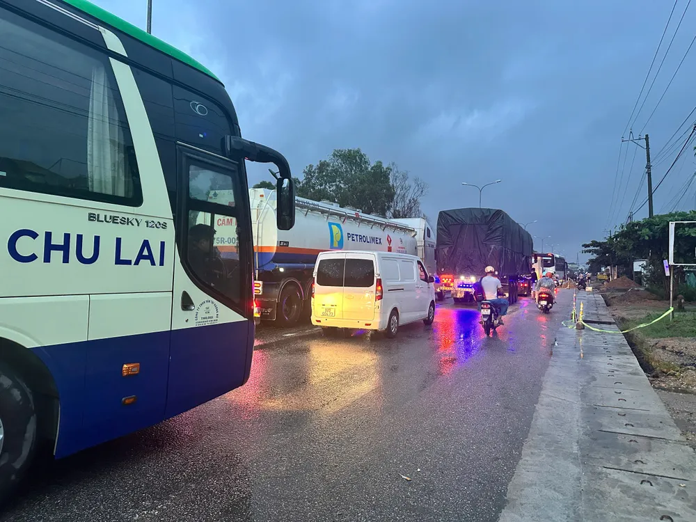 Quảng Nam: Xe tải chở gỗ lật ngang đường, Quốc lộ 1 ách tắc kéo dài