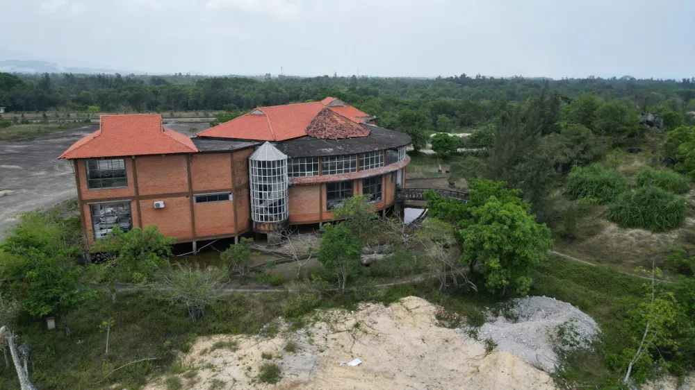 Một dãy nhà xuống cấp trong khu du lịch. can-canh-du-an-khu-du-lich-ngan-ty-chet-yeu-o-bo-bien-quang-ngai-3.jpg