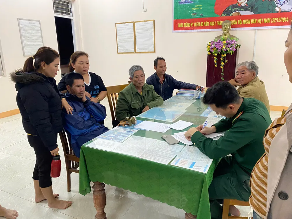 Cứu sống ngư dân lật thuyền thúng, trôi dạt nhiều giờ trên biển