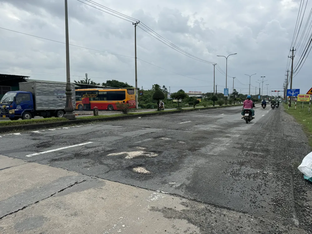 Vá ổ gà 'hểu hểu’ trên Quốc lộ 1A