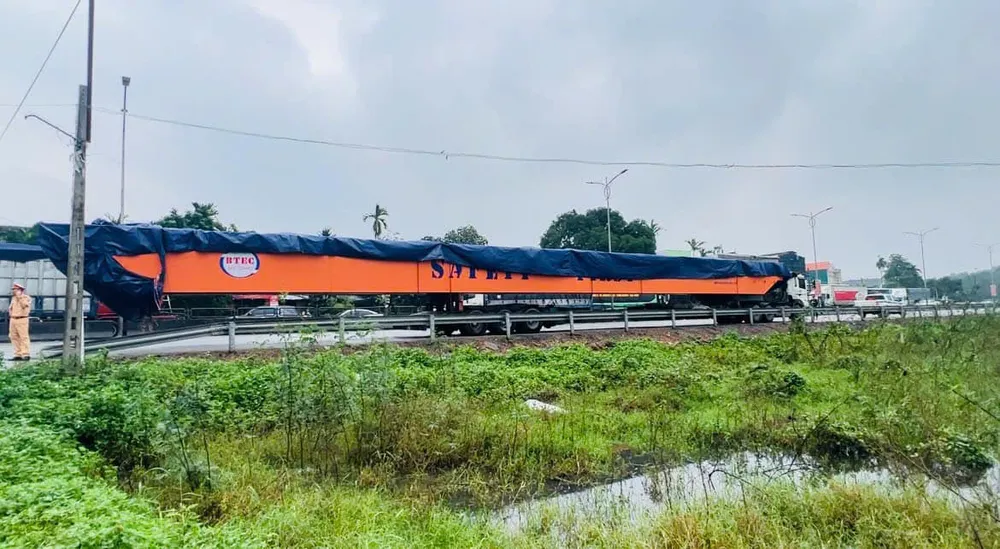 CSGT Quảng Ngãi phạt tài xế và chủ xe đầu kéo siêu trường siêu trọng 158 triệu đồng