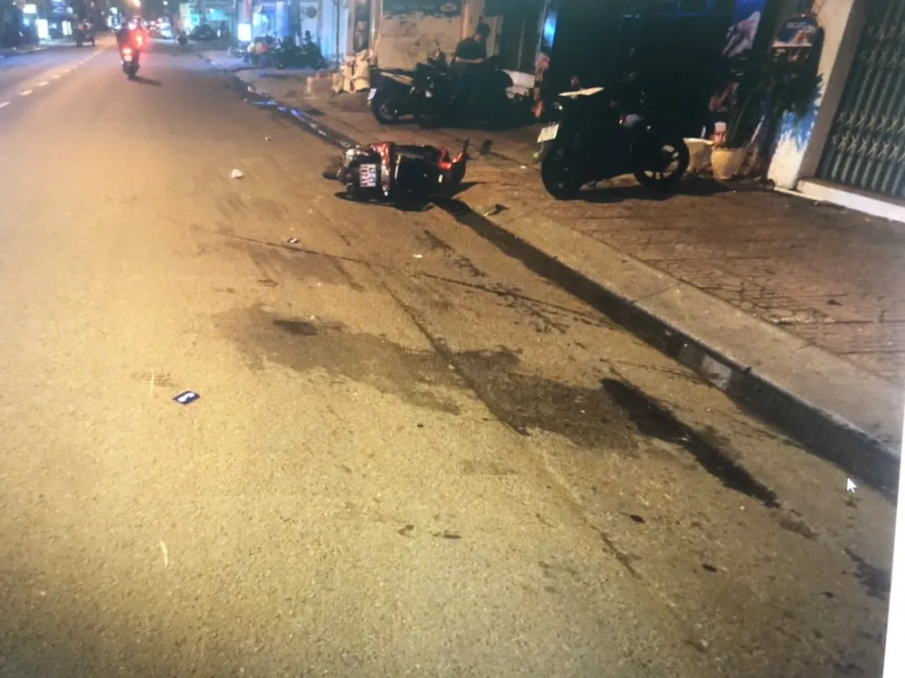 chiếc xe máy màu đen