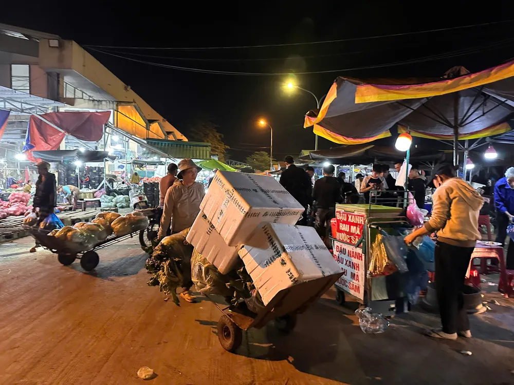 tet-cua-nguoi-cuu-van-tai-cho-dau-moi-lon-nhat-quang-ngai (1).jpg