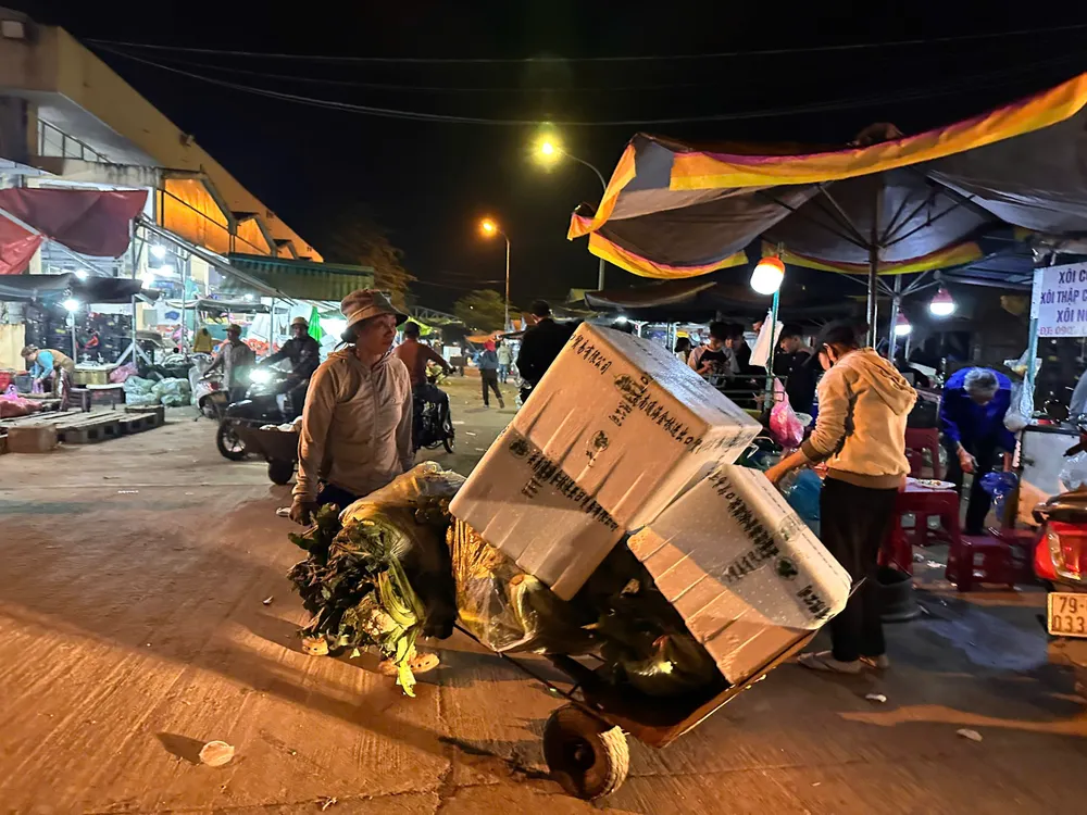 tet-cua-nguoi-cuu-van-tai-cho-dau-moi-lon-nhat-quang-ngai (3).jpg