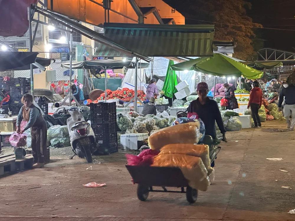 tet-cua-nguoi-cuu-van-tai-cho-dau-moi-lon-nhat-quang-ngai (5).jpg