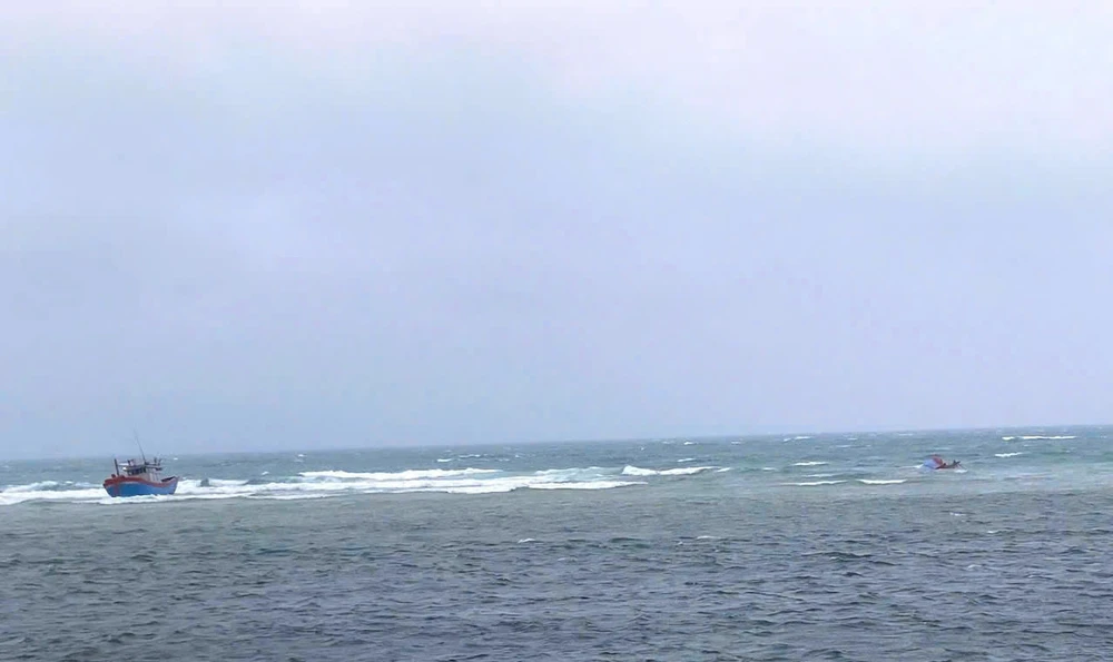 Tàu cá mắc cạn, 8 ngư dân bơi vào bờ thì mất tích 1 người