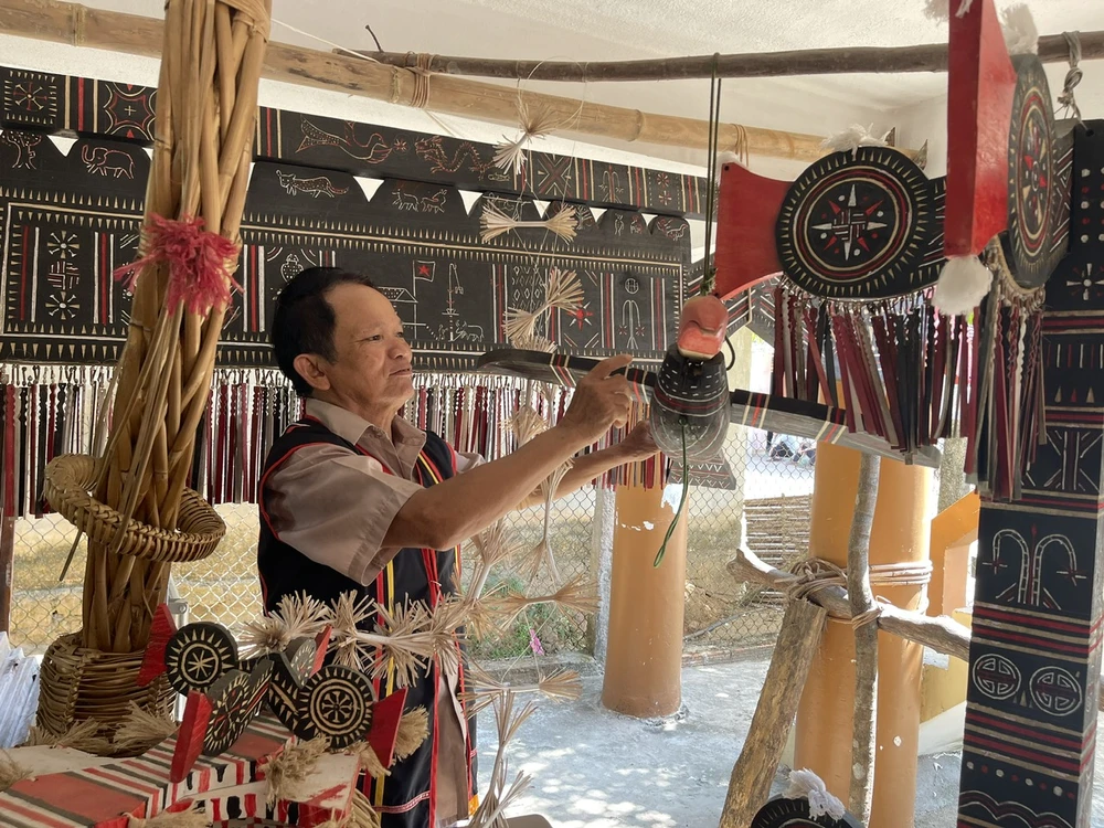Hình tượng chim chèo bẻo người Cor thường treo lên các cây nêu. cay-neu-cua-dong-bao-cor-o-quang-ngai-1.jpg