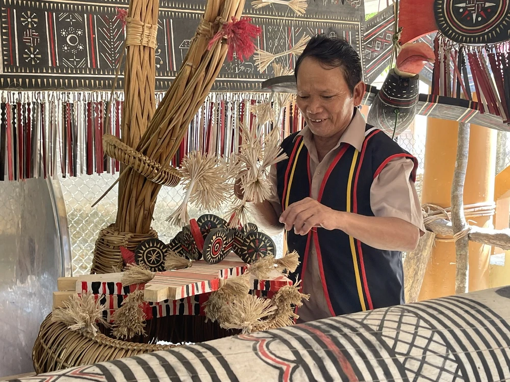 Trang trí cây nêu là một nét đẹp văn hóa mà người Cor ở huyện Trà Bồng, tỉnh Quảng Ngãi còn duy trì. Cây nêu của đồng bào Cor ở Quảng Ngãi