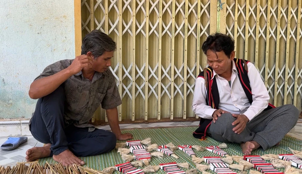Nghệ nhân An và anh Điệp, thế hệ tiếp nối văn hóa trang trí cây nêu của đồng bào Cor. cay-neu-cua-dong-bao-cor-o-quang-ngai-6.jpg