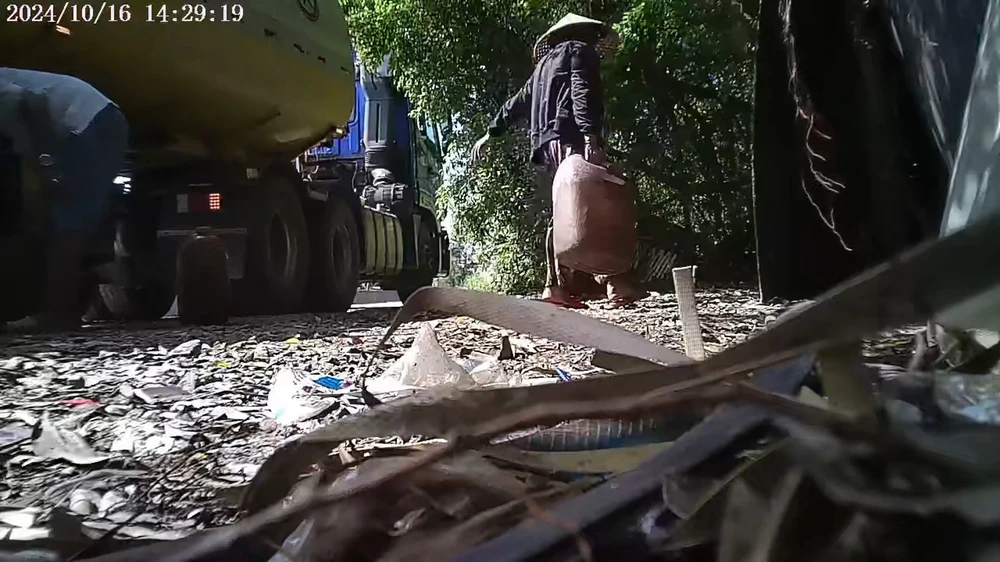 Vụ rút ruột xe dầu trên Quốc lộ 1: Xử phạt người phụ nữ thu mua dầu 95 triệu đồng