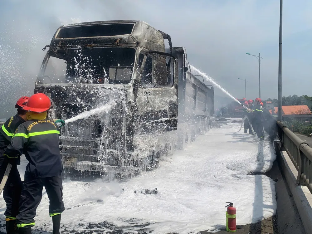 quang-ngai-xe-dau-keo-chay-rui-tren-quoc-lo-1a- (3).jpg