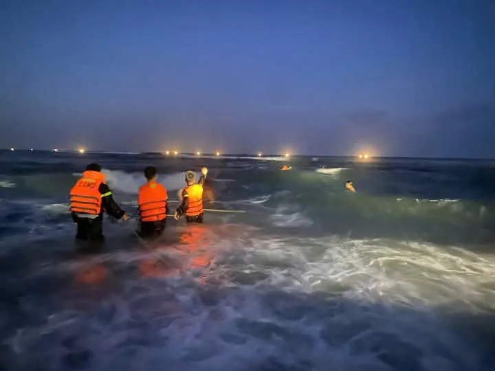 Tìm thấy thi thể 1 trong 4 học sinh mất tích khi tắm biển ở Quảng Ngãi