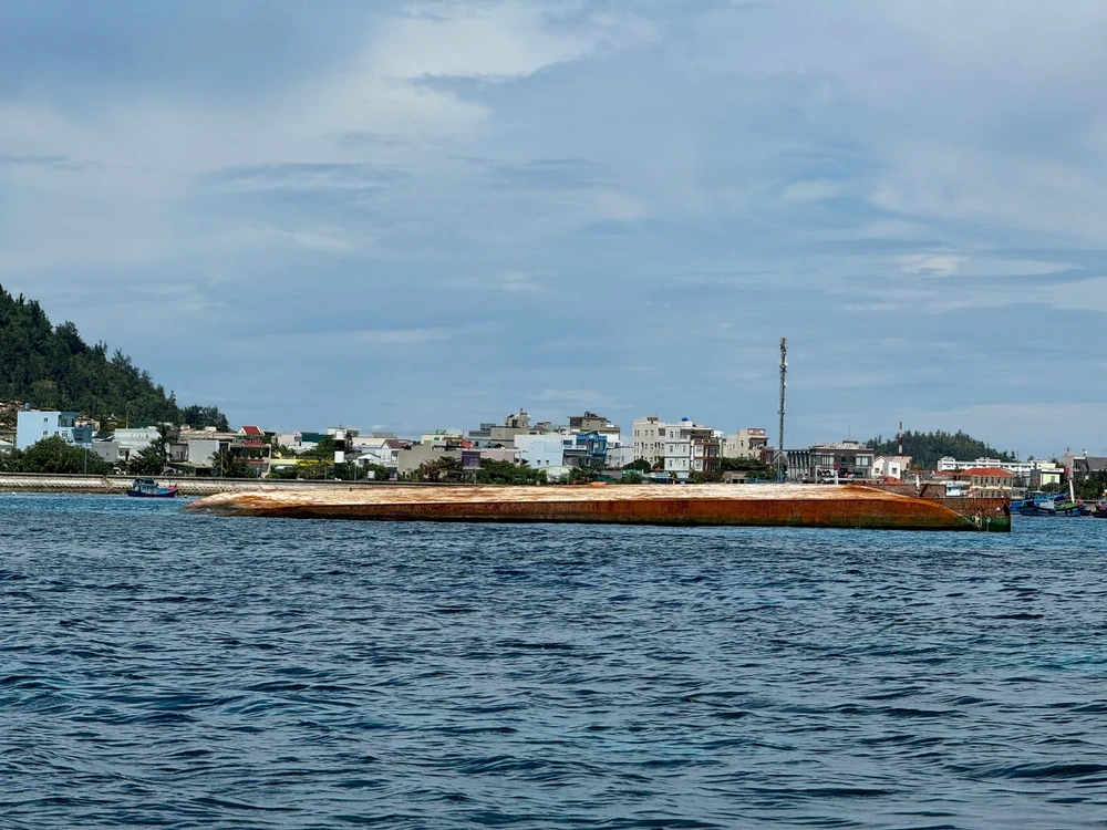 Quảng Ngãi yêu cầu khẩn trương trục vớt tàu kéo sà lan chìm trên biển Lý Sơn để điều tra