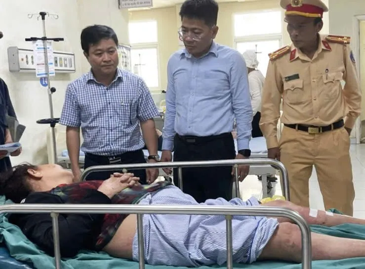 Ban ATGT tỉnh Quảng Ngãi thăm hỏi các nạn nhân vụ xe tải lật vào nhà dân